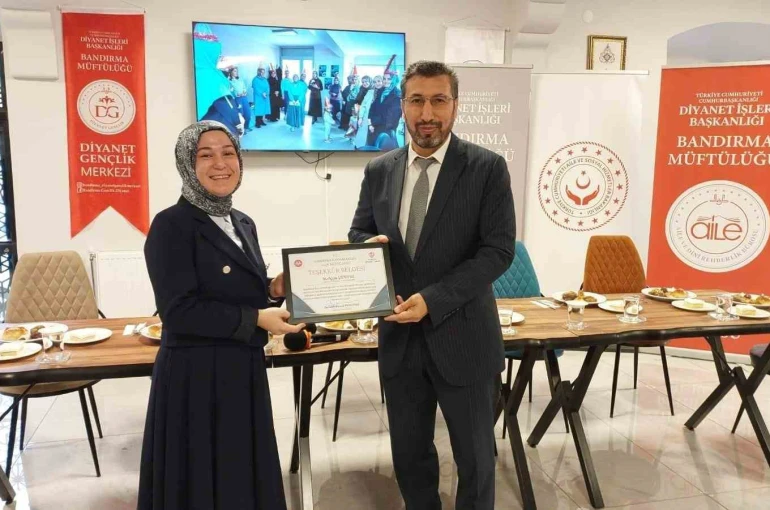 Bandırma’da veli seminerlerinde ilk grup belgelerini aldı