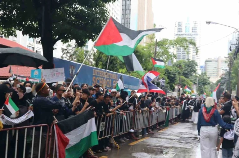 Bangkok’ta İsrail Büyükelçiliği önünde Filistin’e destek gösterisi