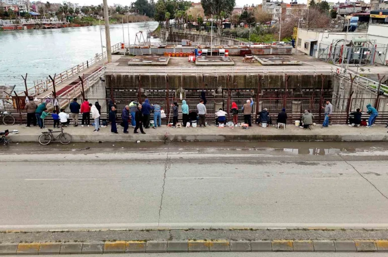 Baraj kapakları açıldı, onlarca balıkçı nehre akın etti