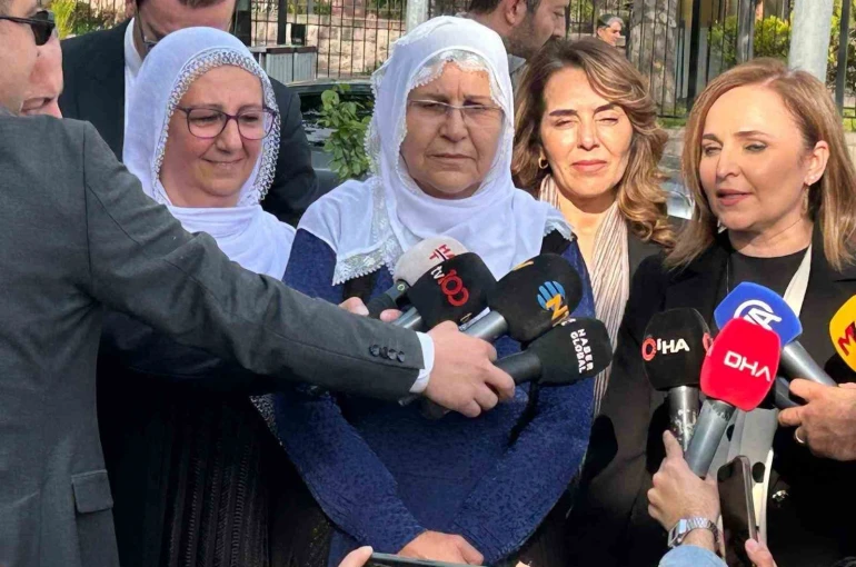 ‘Barış Anneleri’ heyeti Adalet Bakanlığına Öcalan’la görüşmek için dilekçe sundu