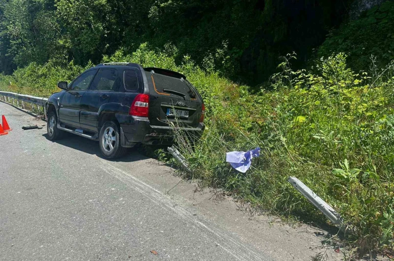 Bariyer aracın motoruna saplandı: 1 yaralı