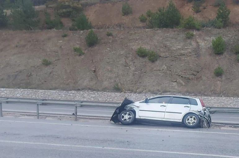 Bariyerlere çarpan otomobilde 2 kişi yaralandı