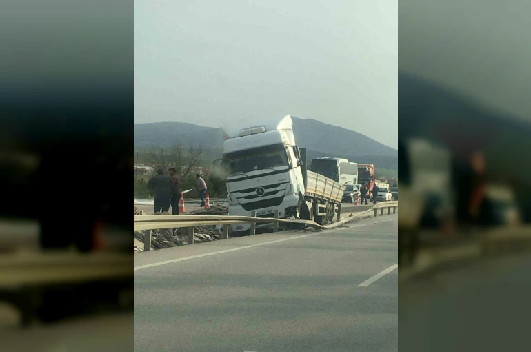 Bariyerlere çarpan tırda 2 kişi yaralandı