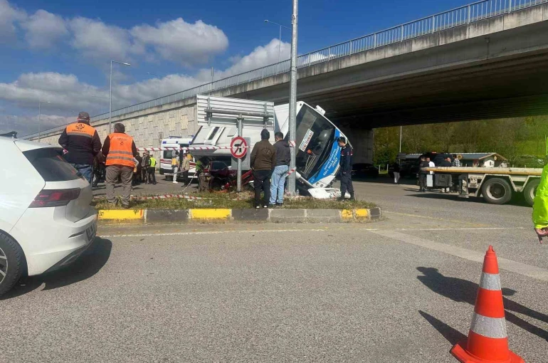 Bartın’da halk otobüsü otomobilin üzerine devrildi: 44 yaralı