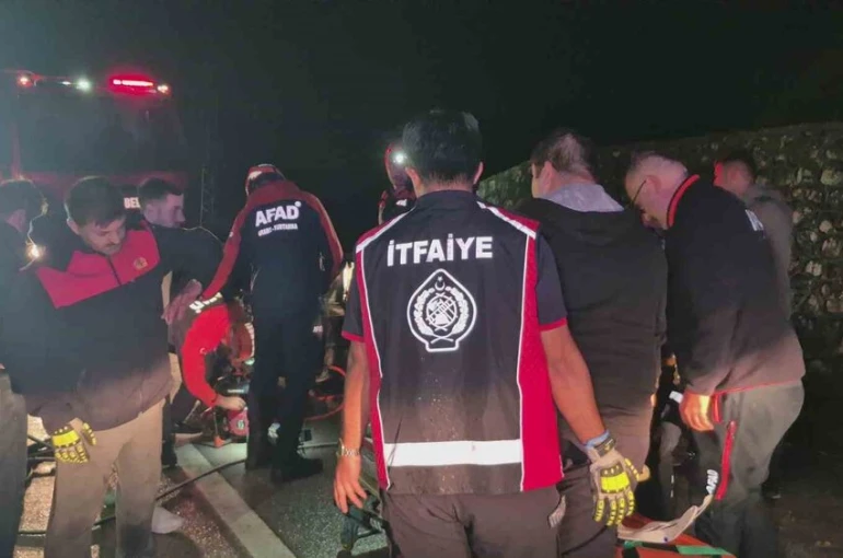 Bartın’da otomobil bariyerlere çarptı: 4 yaralı