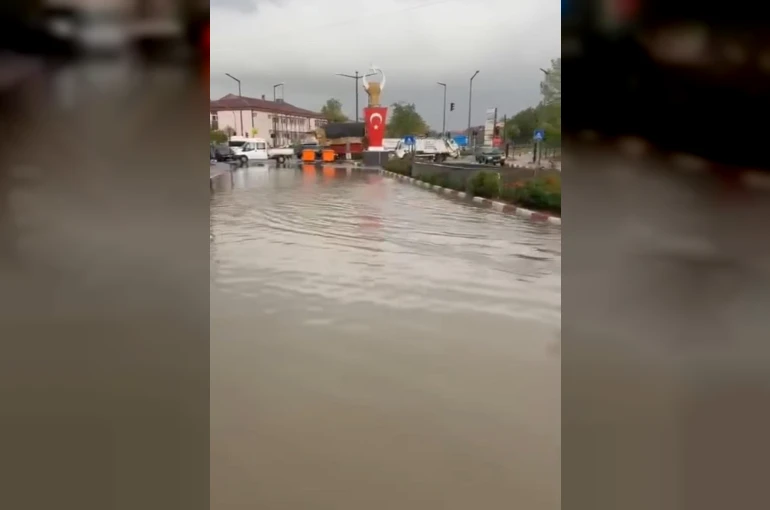 Bartın’da sağanak etkili oldu, caddeler nehre döndü