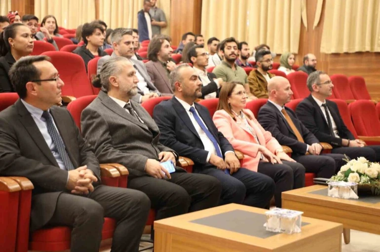 BARÜ yapay zekâ eğitimleriyle dijital dönüşüme katkı sunuyor 