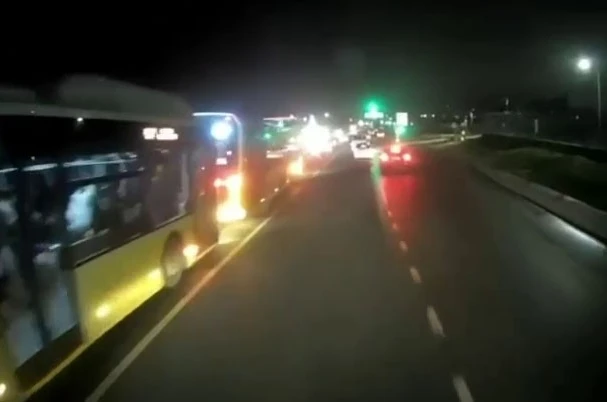 Başakşehir’de 3 İETT otobüsünün kazaya karıştığı anlar görüntülendi
