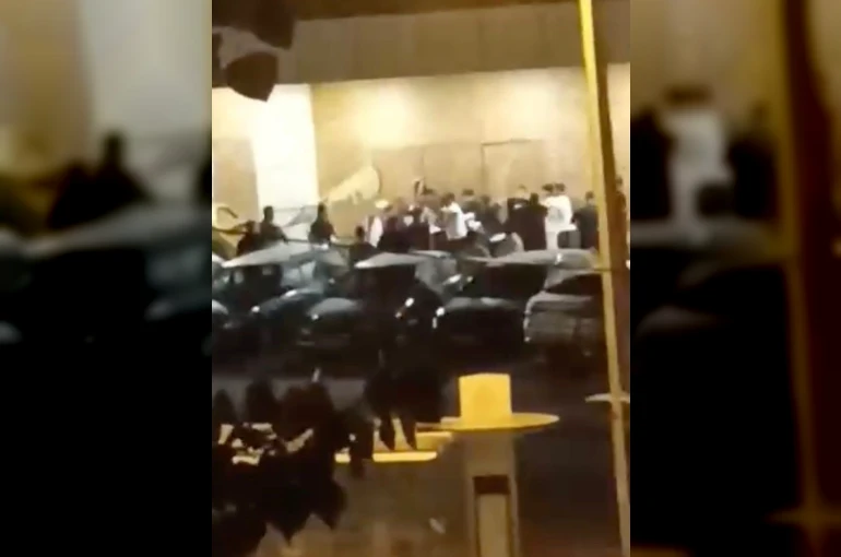 Başakşehir’de iki grup birbirine girdi: Sopa ve flama direkleriyle saldırdılar