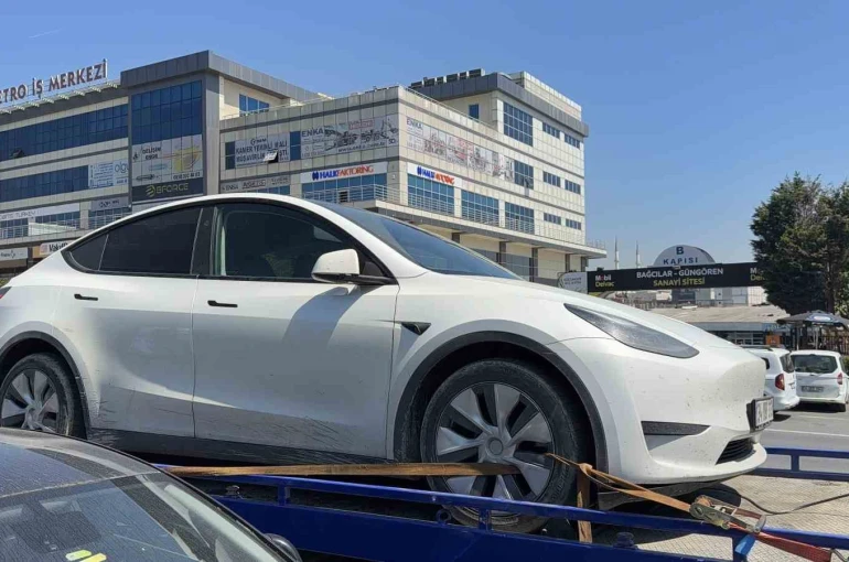 Başakşehir’de park ettiği aracından inerken silahlı saldırıya uğradı