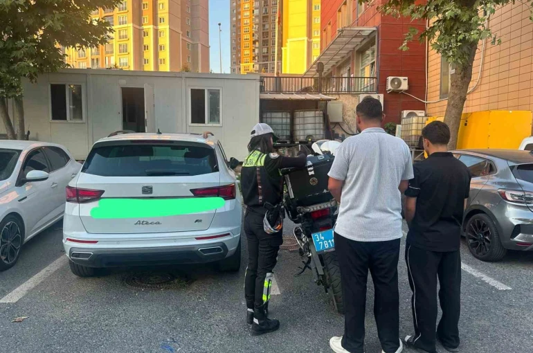 Başakşehir’de yolcu seyir halindeki otomobilden sarktı: Görüntüler sosyal medyada yakalattı