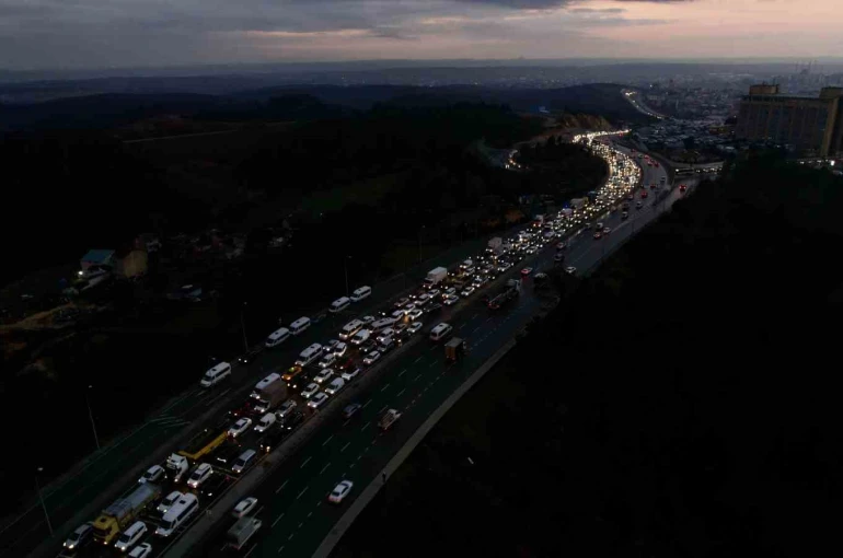 Başakşehir’de zincirleme kaza sonrası oluşan trafik yoğunluğu havadan görüntülendi