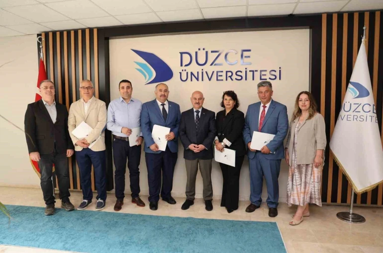 Başarı belgelerini Rektörün elinden aldılar