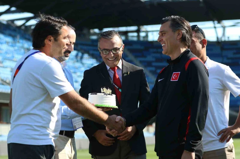 Basın mensuplarından Montella’ya doğum günü sürprizi