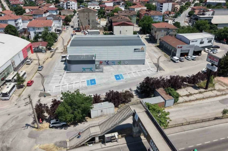 Başiskele’de inşa edilen yeni spor salonu açılış için gün sayıyor