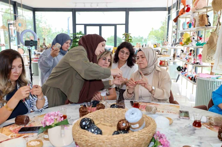 Başiskele’de kadınlar en trend aksesuarı üretiyor