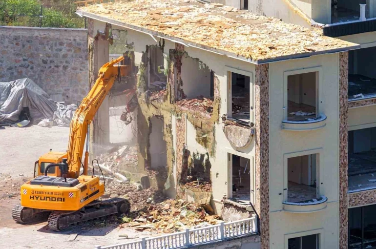 Başiskele’de ormanlık alana inşa edilen 3 katlı kaçak yapı yıkıldı