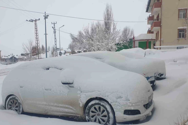 Başkale’de araçlar kara gömüldü: 32 yerleşim yerinin yolu ulaşıma kapandı