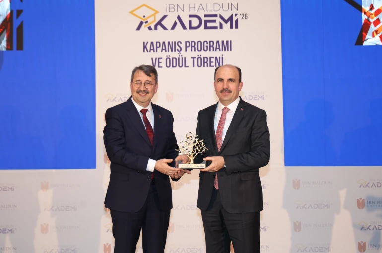 Başkan Altay’a İbn Haldun Üniversitesi’nden gençlik projeleri ödülü