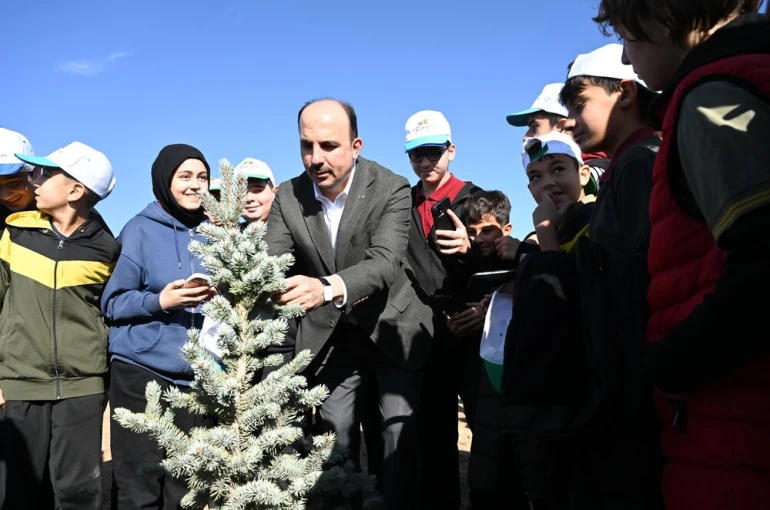 Başkan Altay öğrencilerle fidan dikti