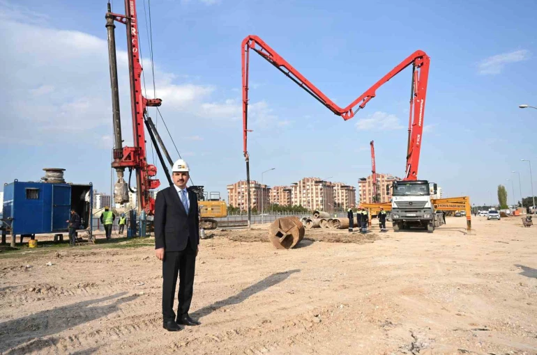 Başkan Altay: "Otogar kavşağında kara yolunu ve raylı sistemi üste alacak bir köprülü kavşak çalışması yürütüyoruz"
