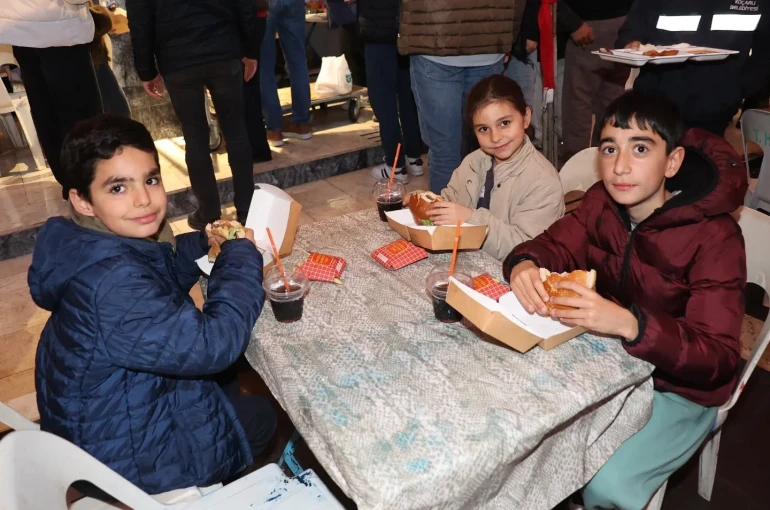 Başkan Arıcı’dan çocuklara iftar sürprizi