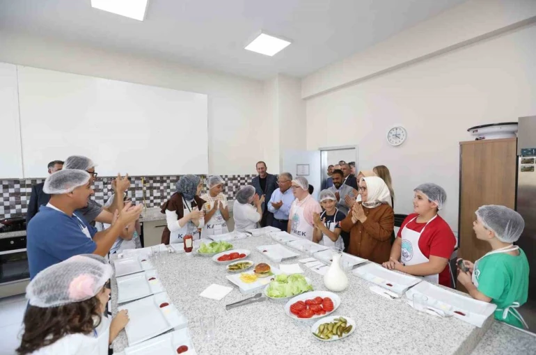 Başkan Büyükkılıç, Engelsiz Yaşam Merkezi’nde özel çocuklarla birlikte hamburger yaptı