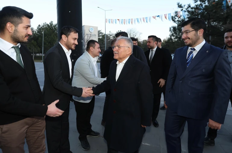 Başkan Büyükkılıç, gençlerle iftar sofrasında buluştu