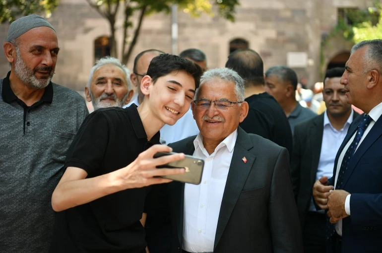 Başkan Büyükkılıç, Kayseri’nin en beğenilen ilk 5 siyasetçisi arasında