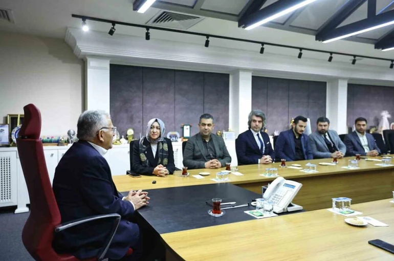 Başkan Büyükkılıç, Kayseri’nin ilk kadın ilçe başkanı Kahraman ve yönetimini ağırladı