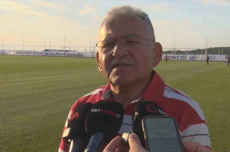 Başkan Büyükkılıç, Kayserispor-Kasımpaşa maçını saha kenarından takip etti