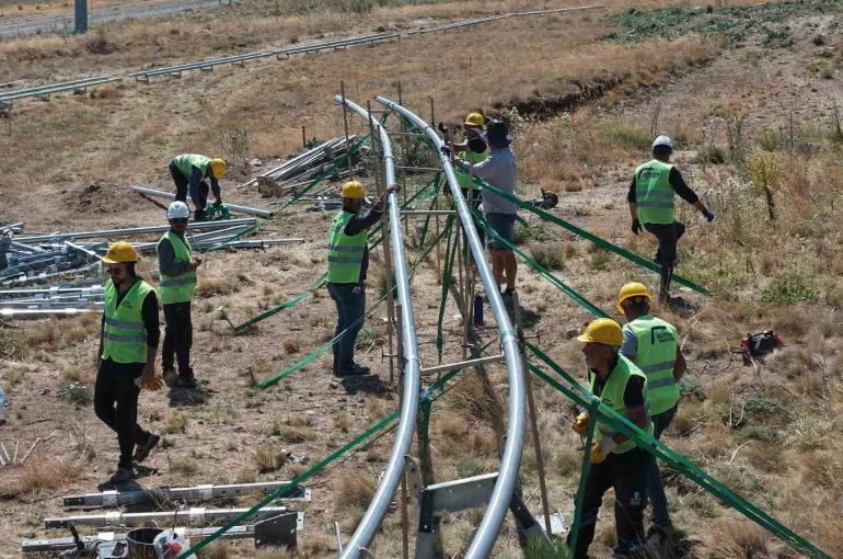 Başkan Büyükkılıç’ın Erciyes’teki yeni projesi yükseliyor: dağ kızağında raylar yerine oturuyor