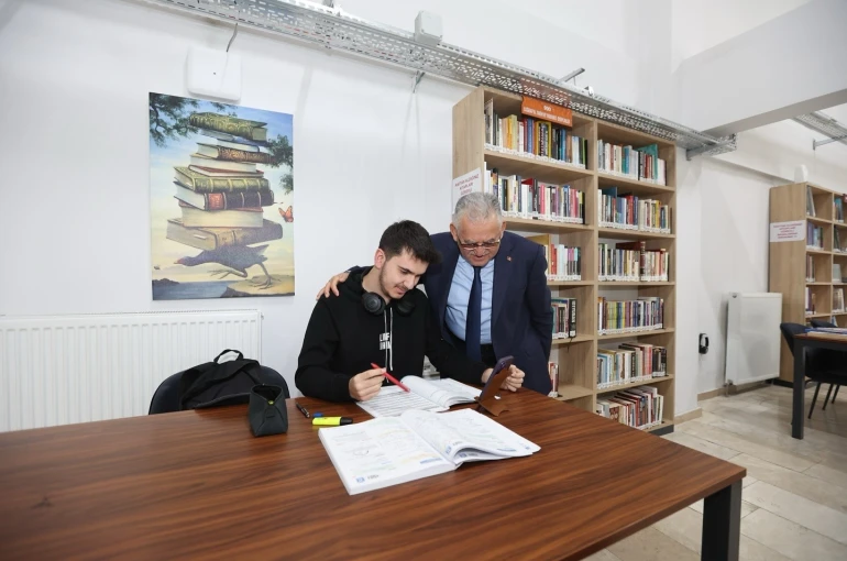 Başkan Büyükkılıç’ın "Okuyan ve Okutan Şehir" vizyonu Kayseri’yi Türkiye’nin zirvesine taşıdı