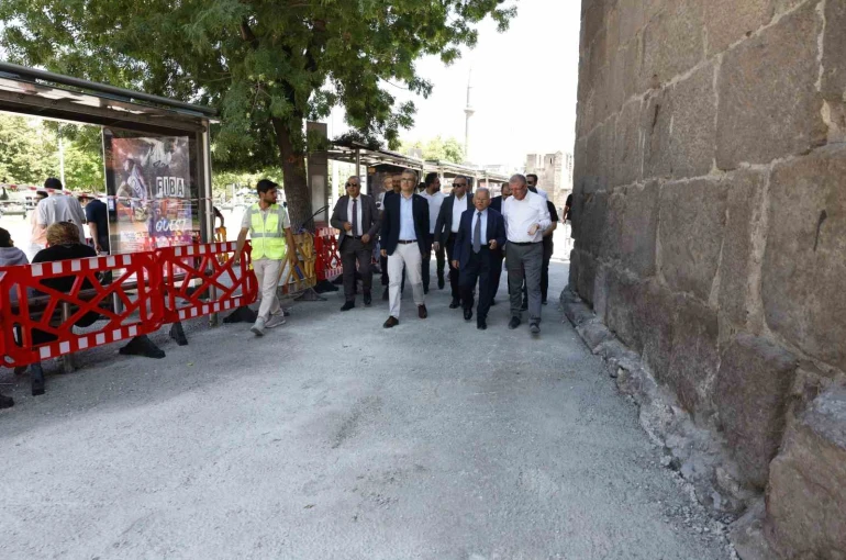 Başkan Büyükkılıç’tan Cumhuriyet Meydanı’ndaki büyük dönüşüme yakın takip