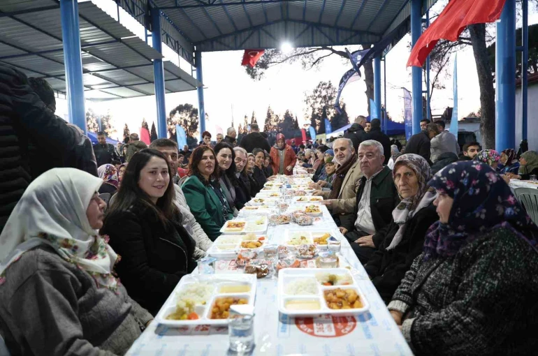 Başkan Çerçioğlu İncirliova’da kurulan iftar sofrasında vatandaşlarla bir araya geldi