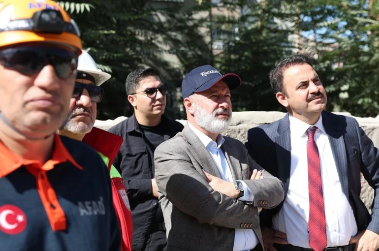 Başkan Çolakbayrakdar: "Deprem gerçeğini unutmayalım, her daim hazırlıklı olmalıyız"