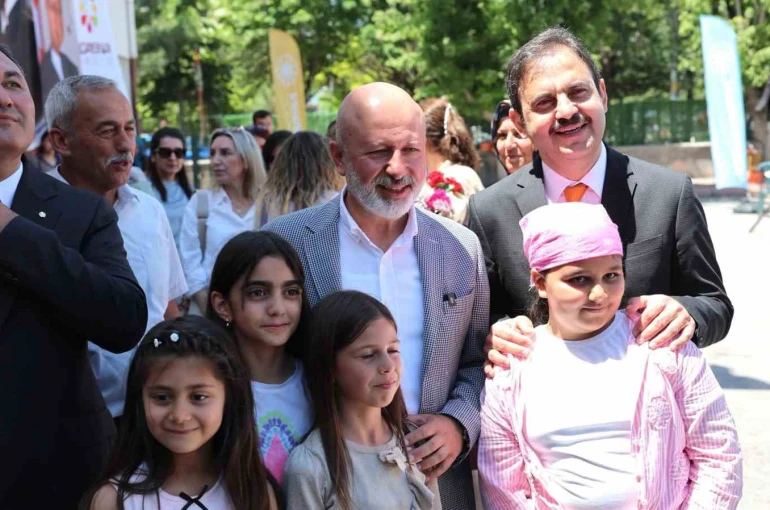 Başkan Çolakbayrakdar, karne sevinci yaşayan öğrencileri tebrik etti