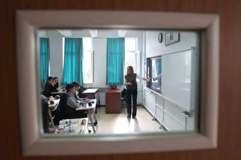 Başkan Çolakbayrakdar’dan Kocasinan’daki tüm öğretmenlere anlamlı hediye