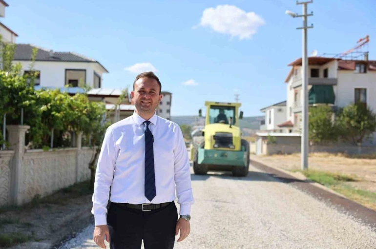 Başkan Dere direksiyona geçip Çivril’nin iki mahallesinde asfalt çalışmasını noktaladı