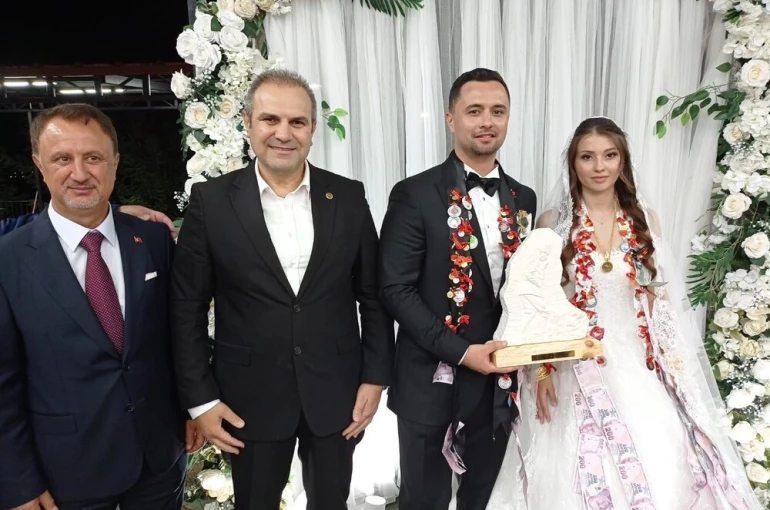 Başkan Dilsiz, genç çiftlerin mutluluğuna ortak oldu