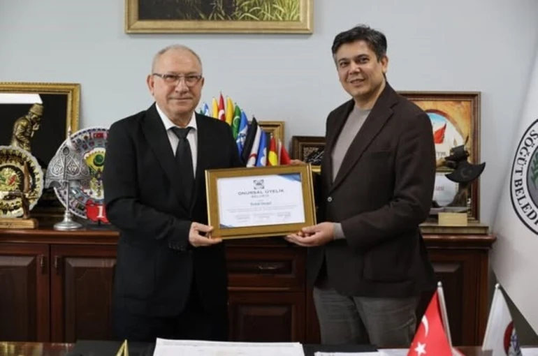 Başkan Durgut’a onursal üyelik plaketi