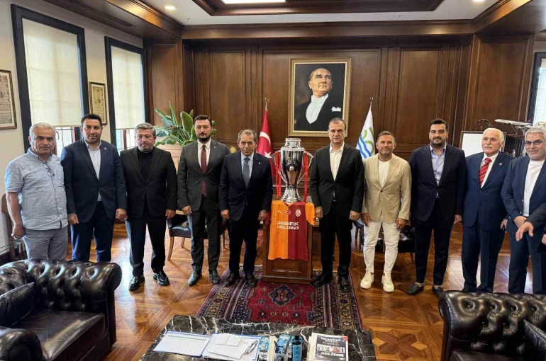 Başkan Dursun Özbek, Büyükçekmece’de Şampiyonlar Anıtı’na Galatasaray bayrağını çekti
