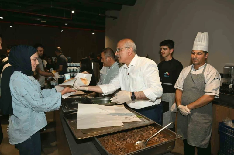 Başkan Er, öğrencilere yemek dağıttı