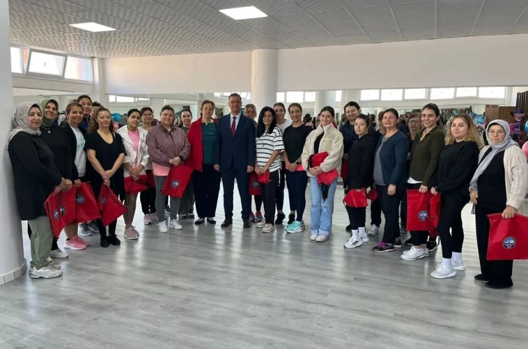 Başkan Ercan’dan sabah sporuna katılan kadınlara sürpriz hediye