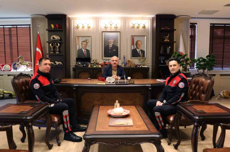 Başkan Esen, heimlich manevrasıyla hayat kurtaran polis memurlarını tebrik etti