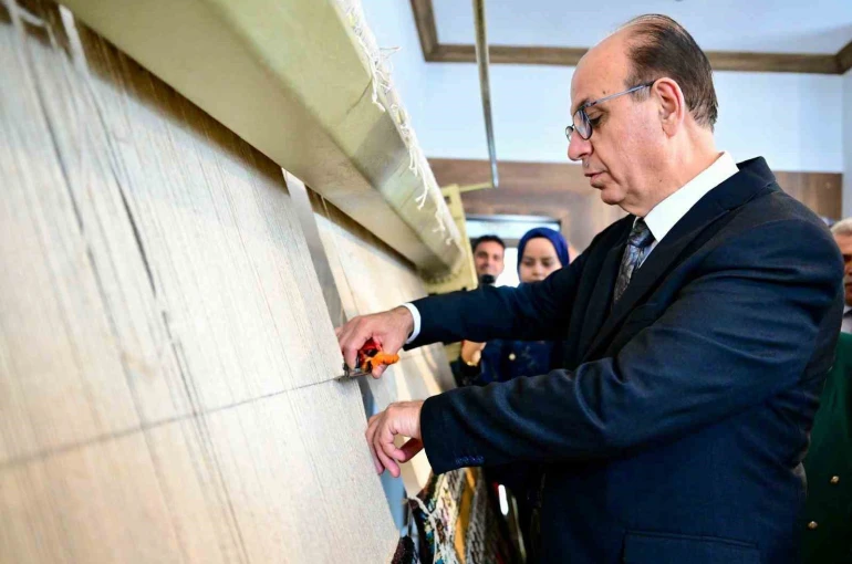 Başkan Geçit, halı dokuma kursunda kesim törenine katıldı
