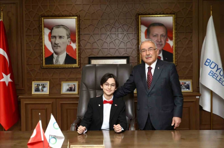 Başkan Güler koltuğunu 6’ncı sınıf öğrencisi Dağhan Öztürk’e devretti