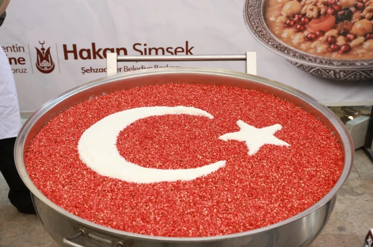 Başkan Hakan Şimşek hemşerileriyle aşure bereketini paylaştı