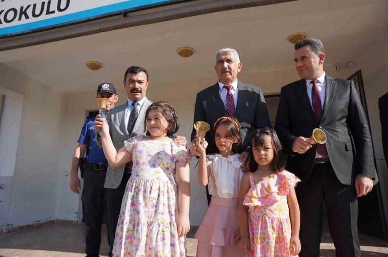 Başkan Hallaç, ilk ders zilinde öğrencilerle buluştu