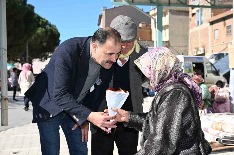 Başkan Kara’dan emekçi kadınlara ve sağlık çalışanlarına çiçek